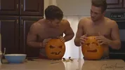 Abóboras talhadas e cus furados — Halloween gay
