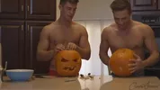 Abóboras talhadas e cus furados — Halloween gay