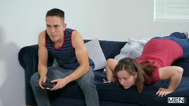 Lo pillan con una muñeca hinchable su novia y su cuñado