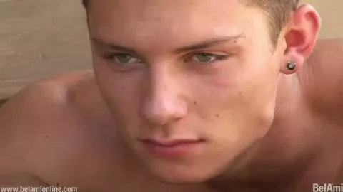 Aiden Quinn, débutant gay se branle