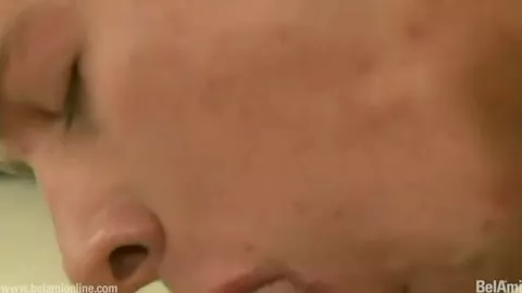 Sesso orale sul divano con giovani adoni