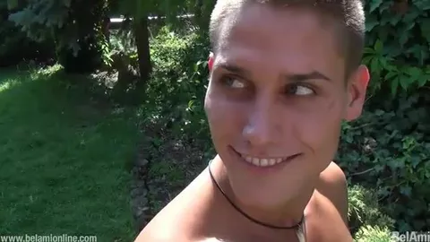 Vadim Farrell, modello muscoloso si spoglia