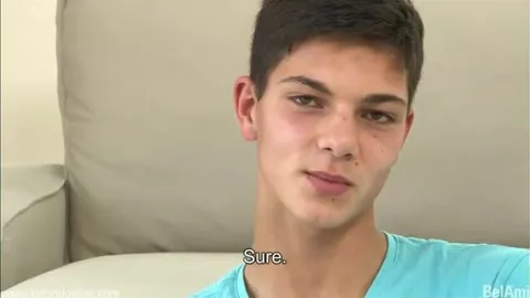 Nino Valens esconde una buena polla en el pantalón