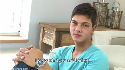 Nino Valens nasconde un gran cazzo nei pantaloni