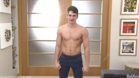 Guapo ruso se masturba