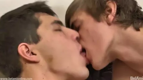 Antony Lorca succhia il cazzo grosso di Gregg Meyjes