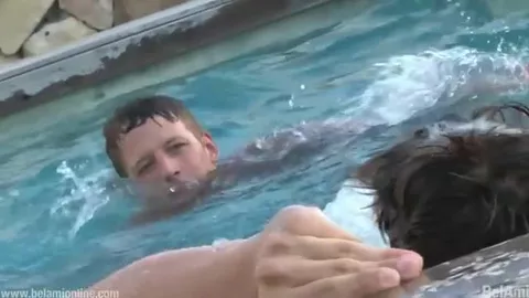 Guarda il suo ragazzo farsi scopare davanti a lui