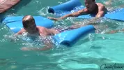 Atletas americanos se chupam à beira da piscina