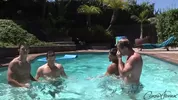 Atletas americanos se chupam à beira da piscina