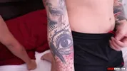 Jeune baiseur tatoué baise Mickey Khnox