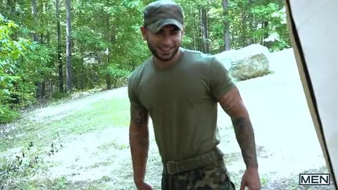 Axel Kane & Vadim Black se partagent une nouvelle recrue de l'armée