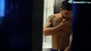 Vadim Black se branlait sous la douche quand son colocataire l'a rejoins
