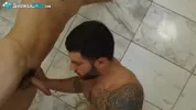 Vadim Black se branlait sous la douche quand son colocataire l'a rejoins