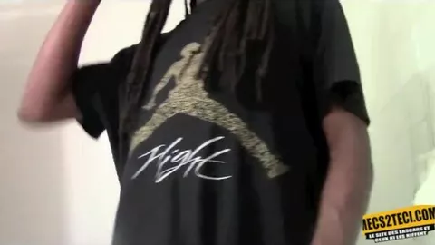 Guapo negro con rastas se pajea