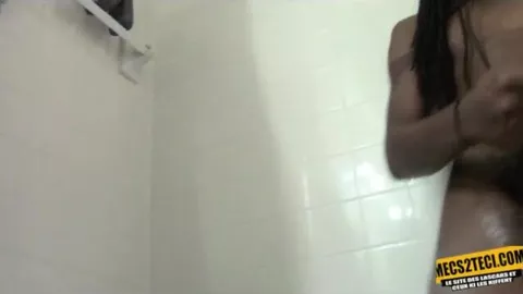 Beau black à dreads se branle