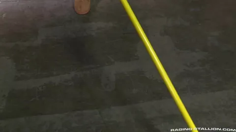 Er fickt seinen Kollegen in den Amazon-Lagern