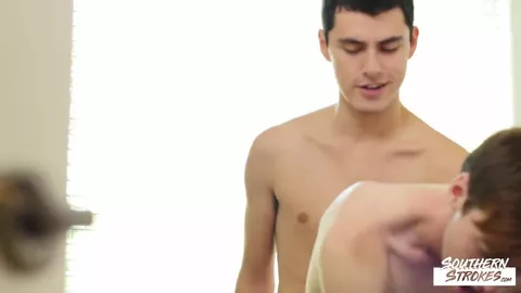 Jeunes teens gay s'amusent comme des petits fous