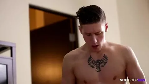Uscito dalla doccia, ho trovato il vicino nudo nel mio letto — Dakota Young & Dalton Riley