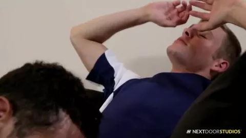 Il suce un pote endormi qui se réveille plus si hétéro que ça