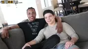Sexe gay interracial passionné entre athlètes sexy