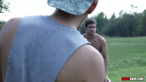 Idea per un appuntamento Tinder: prendergliela in un campo