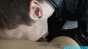 Une petite pipe dans la voiture avant d'aller chez moi | Latin Leche