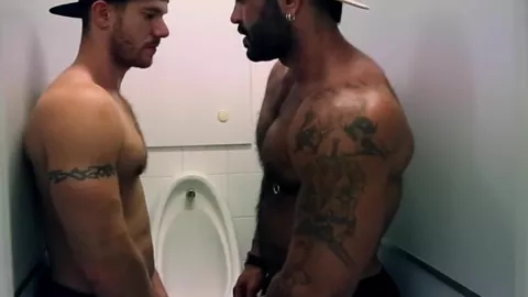 Défi exhib gay : Suce et anulingus dans la cabine d'essayage