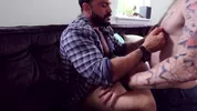 Hipster barbu et poilu aime qu'on lui bouffe les tétons