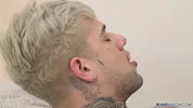 Twink culón es destrozado por un daddy viril