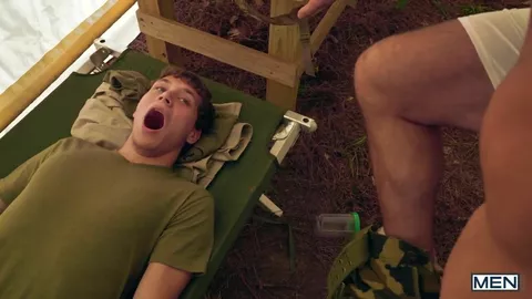 Aufnahme-Ritual bei der Armee: Damien Stone & Zach Country