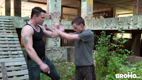 Bastard wird vom Bad Boy ausgepeitscht und rangenommen
