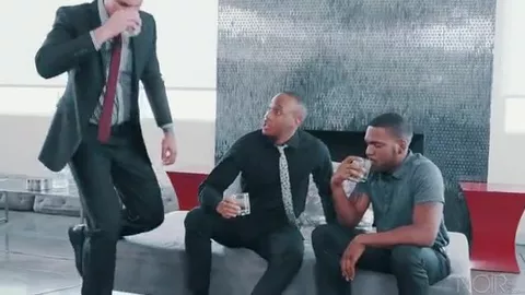 NoirMale – Le marié baise ses garçons d'honneur lors de son enterrement de vie de garçon