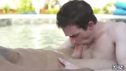 William Seed es el pool boy y se folla al hijo de sus jefes