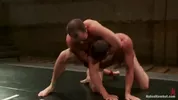 Combat entre lutteurs nus où le perdant finit sodomisé