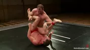 Combat entre lutteurs nus où le perdant finit sodomisé