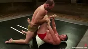 Combat entre lutteurs nus où le perdant finit sodomisé