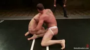 Combat entre lutteurs nus où le perdant finit sodomisé