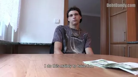 On lui propose une grosse somme d'argent pour se faire baiser et il devient gigolo