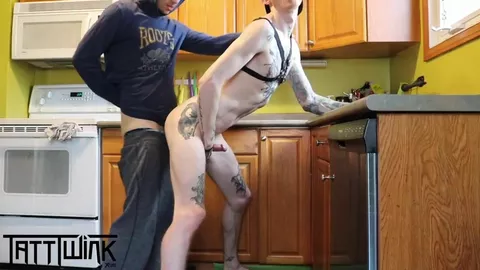 Espera na cozinha, pronto para a inseminação anal