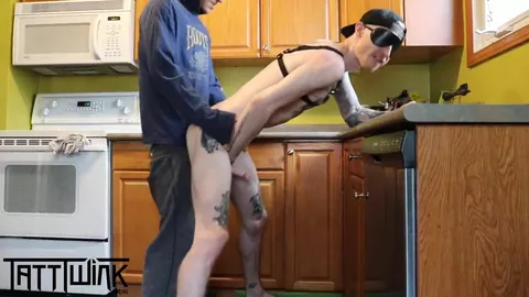 Wartet in der Küche, bereit für die anale Befruchtung