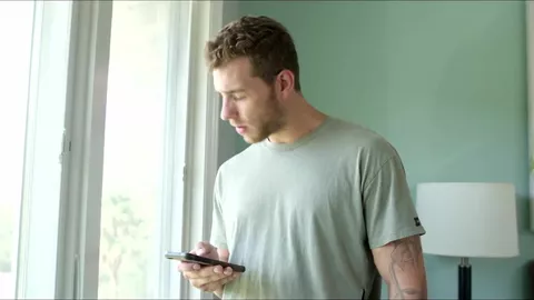 Großer Hottie fickt hipsterhaften Jungen im Doggy-Style