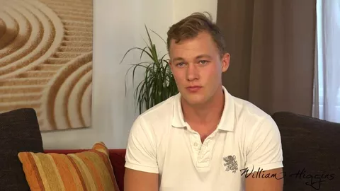 Jeune mec nous montre ses pieds et sa grosse bite