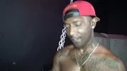 Skinhead suce dans les gloryholes et est baisé sur un sling par un lascars black
