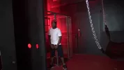 Skinhead suce dans les gloryholes et est baisé sur un sling par un lascars black