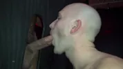 Skinhead suce dans les gloryholes et est baisé sur un sling par un lascars black