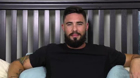 Dieser tätowierte Bart-Hipster ist heiß