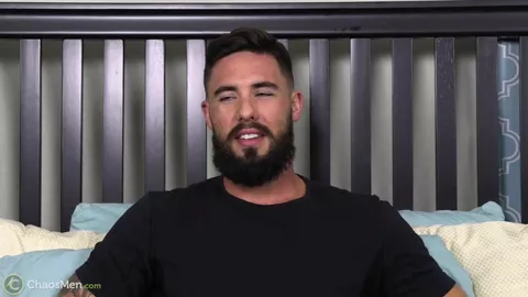 Cet hipster barbu tatoué est canon