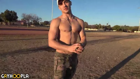 Beau gosse branle sa grosse bite