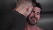 Jeune mec initié par un daddy musclé (Billy Santoro)