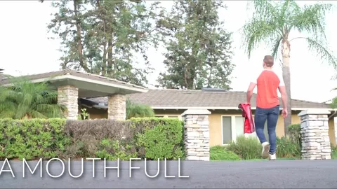 La bouche pleine | Next Door Raw